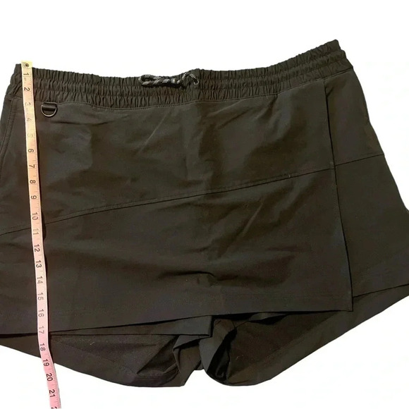 Old Navy High-Waisted StretchTech Water-Repellent WrapSkort for Women plus size - Picture 5 of 8